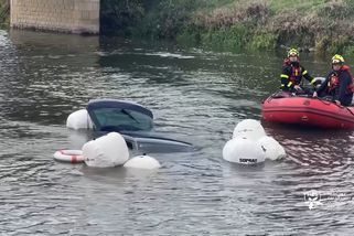 Řidička i s autem se po nehodě zřítila z mostu do řeky Moravy - Novinky