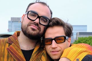 Milan Peroutka ukázal pořádné svaly! V Japonsku se pochlubil vypracovanými pažemi i zamilovanými snímky s manželem - Super.cz