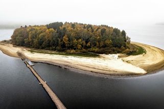 FOTO: Největší ostrov Lipna už není ostrovem. Vynořil se násep staré železnice - Novinky