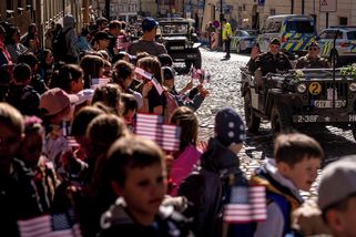 FOTO: Konvoj svobody vyjel na Plzeň. Američané připomínají výročí osvobození - Novinky