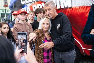 Ve zběsilém tempu mobilizuje proti Praze. Babiše na mítincích vítají jako spasitele - Novinky