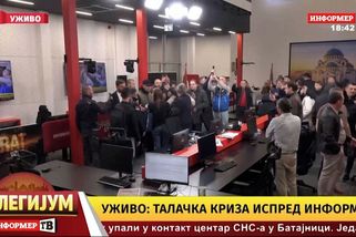 Demonstranti vtrhli do sídla provládní televize v Bělehradě - Novinky