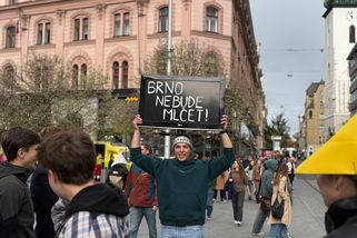 Babiše do koše, Večerníčka na Hrad. Studenti v Brně protestují za nezávislá média