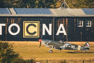 Československý Spitfire přistál v Praze. Letiště Točná chystá v říjnu start ikon RAF - Novinky