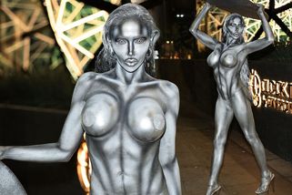 Modelce, která je prý pro muže až příliš krásná, nastříkali kostým přímo na nahé tělo. Tohle asi už nic nepřekoná! - Super.cz