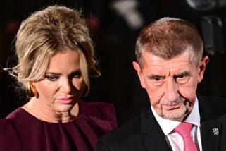 Babiš dorazil na Hrad s Monikou. Její výraz při příchodu naznačoval, že by raději byla kdekoliv jinde