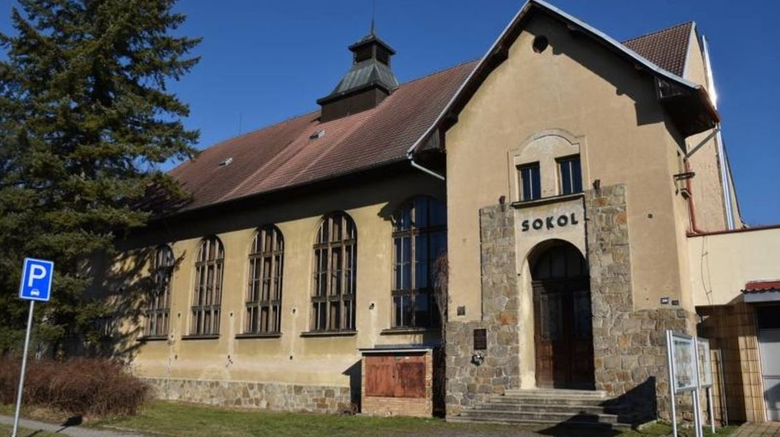 Protivínská sokolovna má po čtvrtstoletí naději na záchranu - Médium.cz