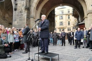 sinmed.cz/politika/porazeni-dosud-neprijali-prohru-klausuv-projev-u-obecniho-domu-sledovaly-stovky-lidi-1394.html?utm_source=www.seznam.cz&utm_medium=seznam_distribuce&utm_campaign=lide