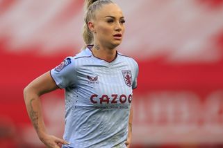 Přiléhavé legíny a krátký top. Nejkrásnější fotbalistka ukázala křivky na kuchyňské lince