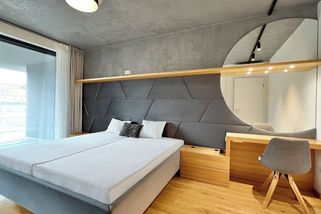 Beton, industriální styl a čalouněné stěny? I moderní interiér může být útulný