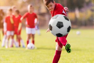 Příliš dobrý na dětský fotbal? Kvůli sporu o tříletého střelce přijela policie