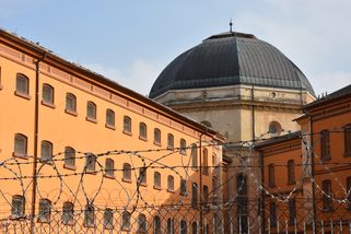 Vězeň napadl v Plzni na Borech dozorce, tři z nich odvezla sanitka