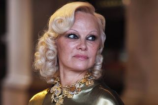 Pamela Andersonová v Miláně překvapila. Vrátila se k výraznému líčení