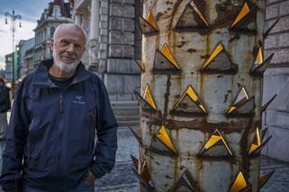 Novou sochou na nároží radnice je Támar, na výšku má 5,5 metru, svítí a připomíná palmový kmen. Autorem je Čestmír Suška
