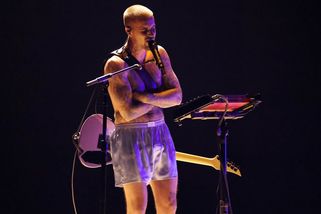 Justin Bieber po letech na pódiu a jen v boxerkách! Poprvé ukázal i vytetovanou hlavu manželky na zádech