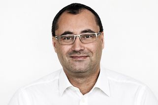 Vláda chce zakotvit korunu v ústavě. Na povinost příjmout euro to nemá vliv - Médium.cz