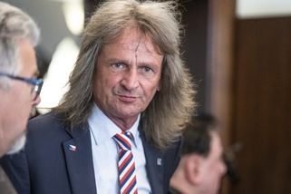 prahain.cz/politika/piji-nejen-v-kancelarich-politici-popsali-praxi-s-alkoholem-ve-snemovne-29113.html?utm_source=www.seznam.cz&utm_medium=seznam_distribuce&utm_campaign=lide