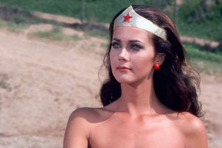 Věřili byste, že Wonder Woman Lynda Carter oslavila 75? Nemá prý jedinou plastiku - Super.cz