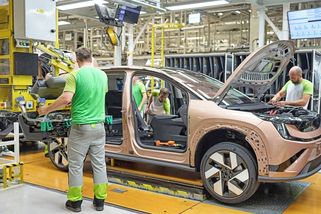 Zmrazení platů ve Škodě je podle expertů nefér. Zisková automobilka doplácí na problémy Volkswagenu - Novinky