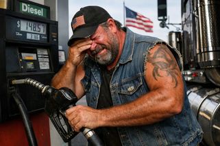 Šok na pumpách: Američané platí přes 85 korun za galon benzínu