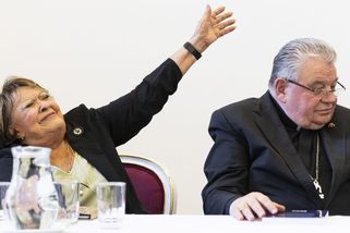 „Už mi, lásko, není dvacet let,“ zpívala Bohdalová na křtu Zemanovy knihy - Seznam Zprávy