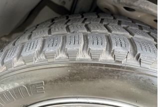 Dojíždění zimních pneumatik v létě: rizika a kdy měnit