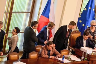 Zmrazit platy politiků Sněmovna nestihne. Od ledna nejspíš vzrostou - Novinky