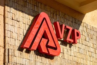 Zdravotní pojišťovny vyplácejí klientům před koncem roku tisíce korun. Kdo prošvihne blížící se termíny, o peníze přijde