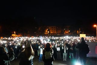 FOTO: Proti změně financování ČT a ČRo protestovaly stovky lidí