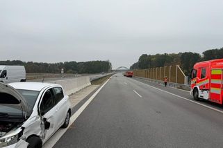 Na dálnici D3 u Českých Budějovic se srazila tři auta - Novinky