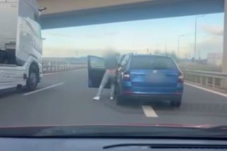Šílenec v SUV vybrzdil na dálnici D6 ženu s dítětem a surově ji zbil. Otřesné video ukázala policie | Novinky.cz: Krimi