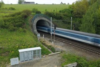 railtarget.cz/osobni-doprava/po-mamince-chrasti-sklenicky-v-sekretari-prazany-nici-neunosny-hluk-z-tunelu-prekracuje-limity-12838.html?utm_source=www.seznam.cz&utm_medium=seznam_distribuce&utm_campaign=lide