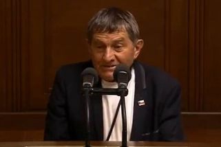 Před půlnocí přísahal, že se do toho nechtěl plést. Pak žokej Váňa ve Sněmovně vytáhl životní poznatek o ČT a jejích autech