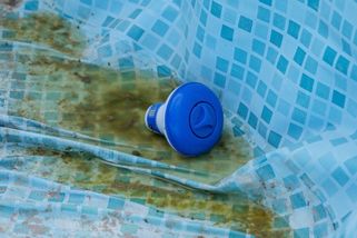 Vypouštíte na podzim bazén? I za vodu na vlastním pozemku může přijít tučná pokuta