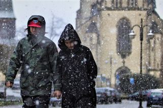 Víkend přinese závan zimy. Sníh může sestoupit i do nižších poloh, pak hrozí mrznoucí mlhy a námraza