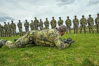 Armáda nabírá nové lidi, nemá pro ně ale práci. Na umístění jich čekají téměř dva tisíce