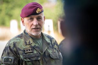 Pavel chystá nejvyšší vojenskou hodnost pro Hlaváče. Na generály má povýšit dalších 15 mužů